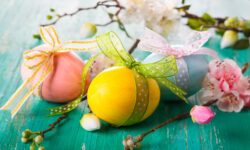 Πασχαλινά αυγά και ανοιξιάτικα λουλούδια